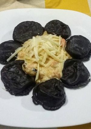 Una foto de Sorrentinos negros de salmón con salsa de camarones
