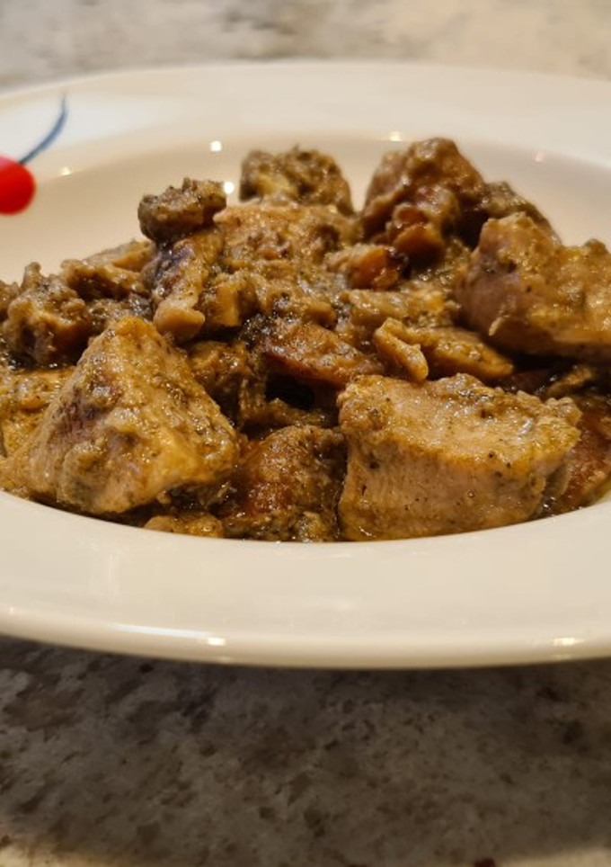 Una foto de Pollo con setas y nueces al pesto