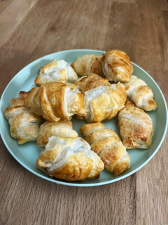 Una foto de Croissants fáciles con monedas de chocolate en Airfryer | by Carmen