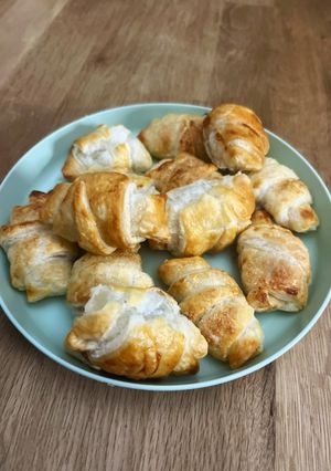 Una foto de Croissants fáciles con monedas de chocolate en Airfryer | by Carmen