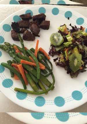 Una foto de Verduras salteadas con carne de res y ensalada