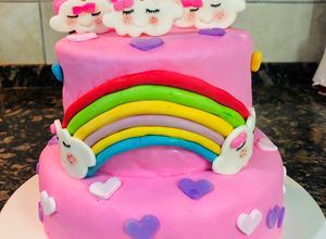 Una foto de 🎂Bizcochuelo con pasta de cobertura (fondant) y tips☁️🌈💜🤍