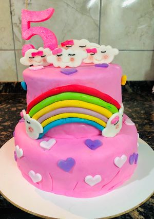 Una foto de 🎂Bizcochuelo con pasta de cobertura (fondant) y tips☁️🌈💜🤍
