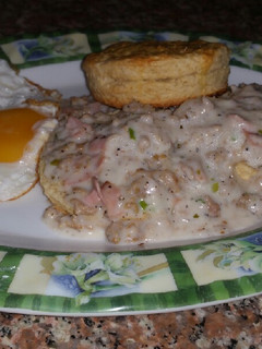 Una foto de Bizcochos americanos/American Biscuits con salsa country