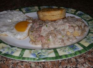 Una foto de Bizcochos americanos/American Biscuits con salsa country
