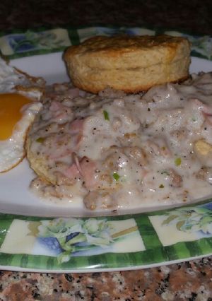 Una foto de Bizcochos americanos/American Biscuits con salsa country