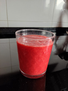 Una foto de Zumo de fresas y pomelo