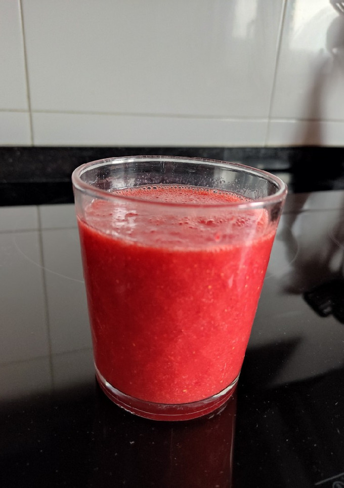 Una foto de Zumo de fresas y pomelo