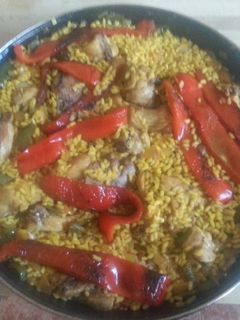 Una foto de Paella de conejo