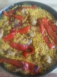 Una foto de Paella de conejo