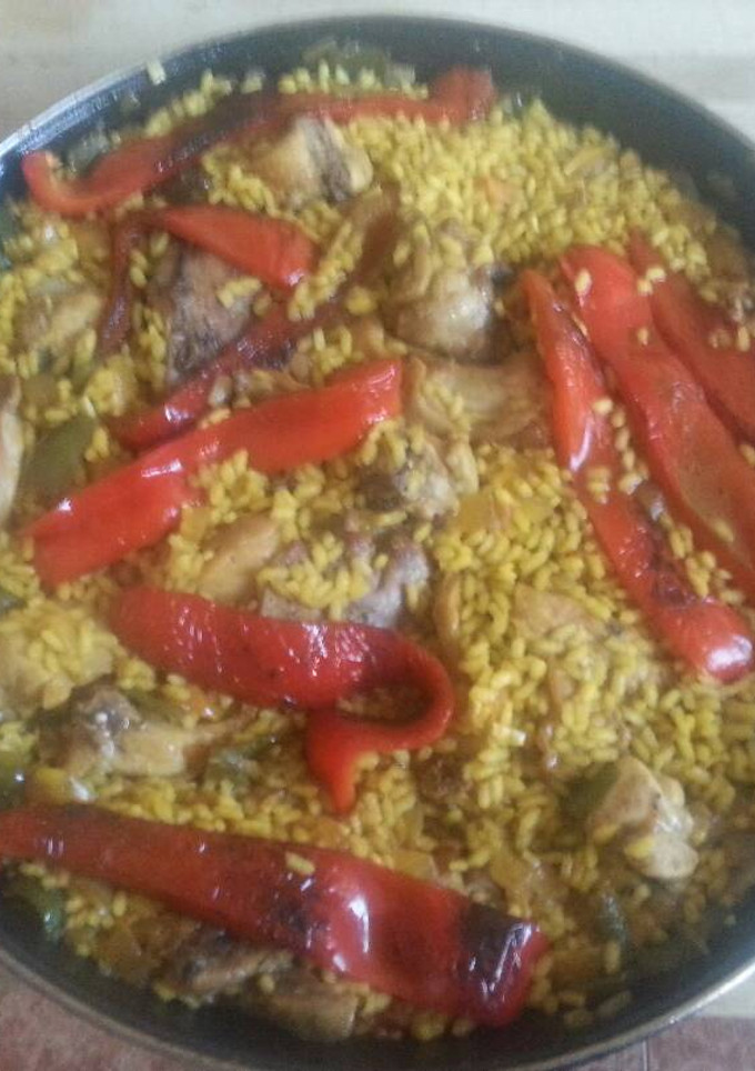 Una foto de Paella de conejo