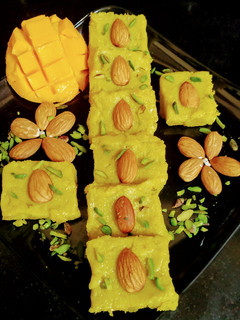 मैंगो बर्फी(Mango Barfi recipe in Hindi) रेसिपी मुख्य फोटो