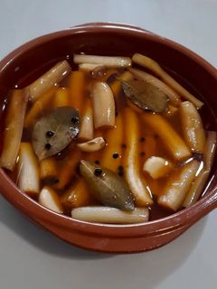 Una foto de Calçots en escabeche