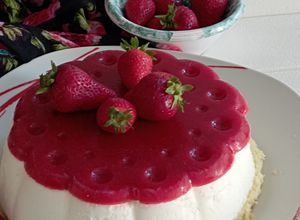 Foto di Torta gelato con cremoso al 🍋 limone e gelee di fragole 🍓