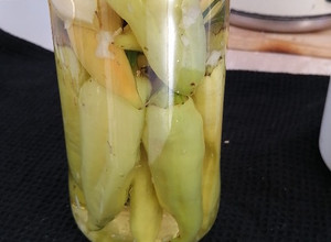 Una foto de Ají macerado en aceite de maravilla
