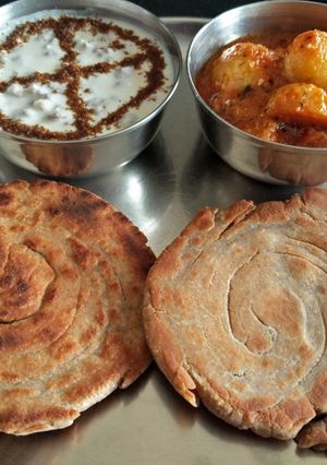 कूटू राजगीर और सिंघाड़े के आटे का लच्छा पराठा रेसिपी मुख्य फोटो
