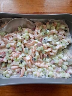 Una foto de Ensalada de camarón con apio, pepino y rábano