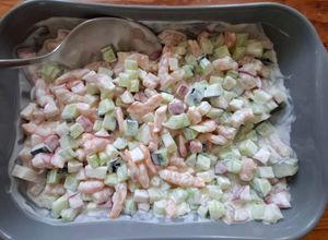 Una foto de Ensalada de camarón con apio, pepino y rábano