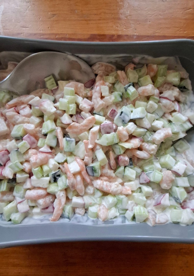 Una foto de Ensalada de camarón con apio, pepino y rábano