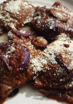 Una foto de Raviolones veganos con algarroba rellenos de seitán en escabeche