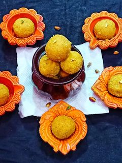 सूजी बेसन के लड्डू (suji besan ke laddu recipe in hindi) रेसिपी मुख्य फोटो