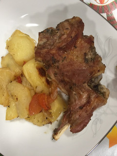 Una foto de Cabrito al horno con patatas