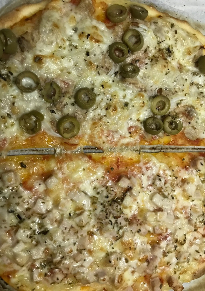 Una foto de Pizza en dos partes para bien avenidos
