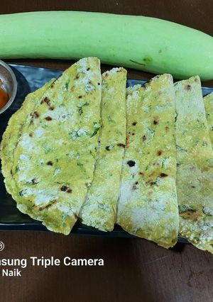 દૂધી ના થેપલા (Dudhi Thepla Recipe In Gujarati) રેસીપી મુખ્ય ફોટો