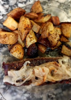 Una foto de Vacío al vino con Papas y Batatas al Horno