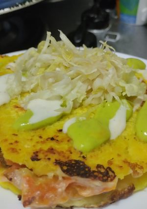 Una foto de Arepa🥯rellena🥩de salteado de carne🧀y verduras🍱🥑🧆