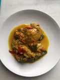 Pollo guisado a la cúrcuma, con verduras cerveza y naranja