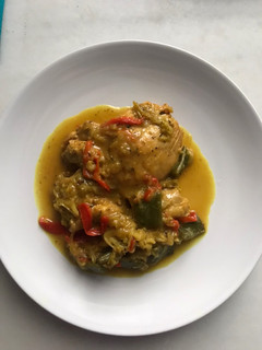 Una foto de Pollo guisado a la cúrcuma, con verduras cerveza y naranja
