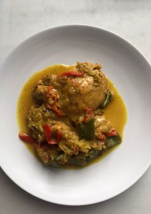 Una foto de Pollo guisado a la cúrcuma, con verduras cerveza y naranja