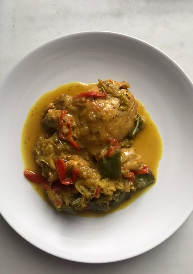 Una foto de Pollo guisado a la cúrcuma, con verduras cerveza y naranja