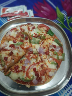 होममेड पिज़्ज़ा (homemade pizza recipe in Hindi) रेसिपी मुख्य फोटो