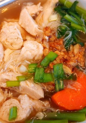 รูปของ เตี๋ยวไก่.. ซุปหอมจากของในตู้เย็น 😋