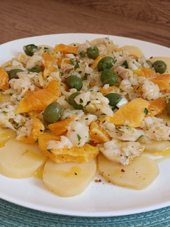 Una foto de Ensalada de patata bacalao y naranja