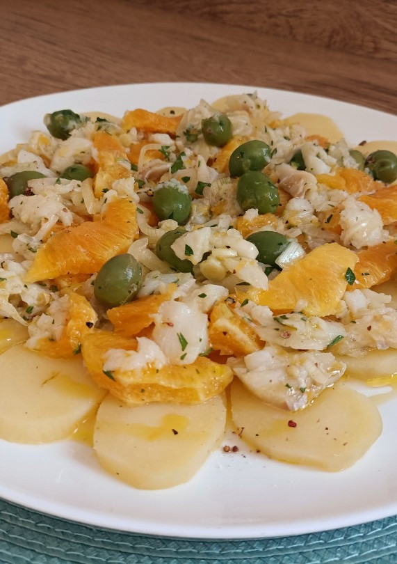 Una foto de Ensalada de patata bacalao y naranja