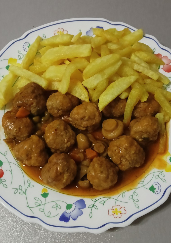 Una foto de Albóndigas a la jardinera
