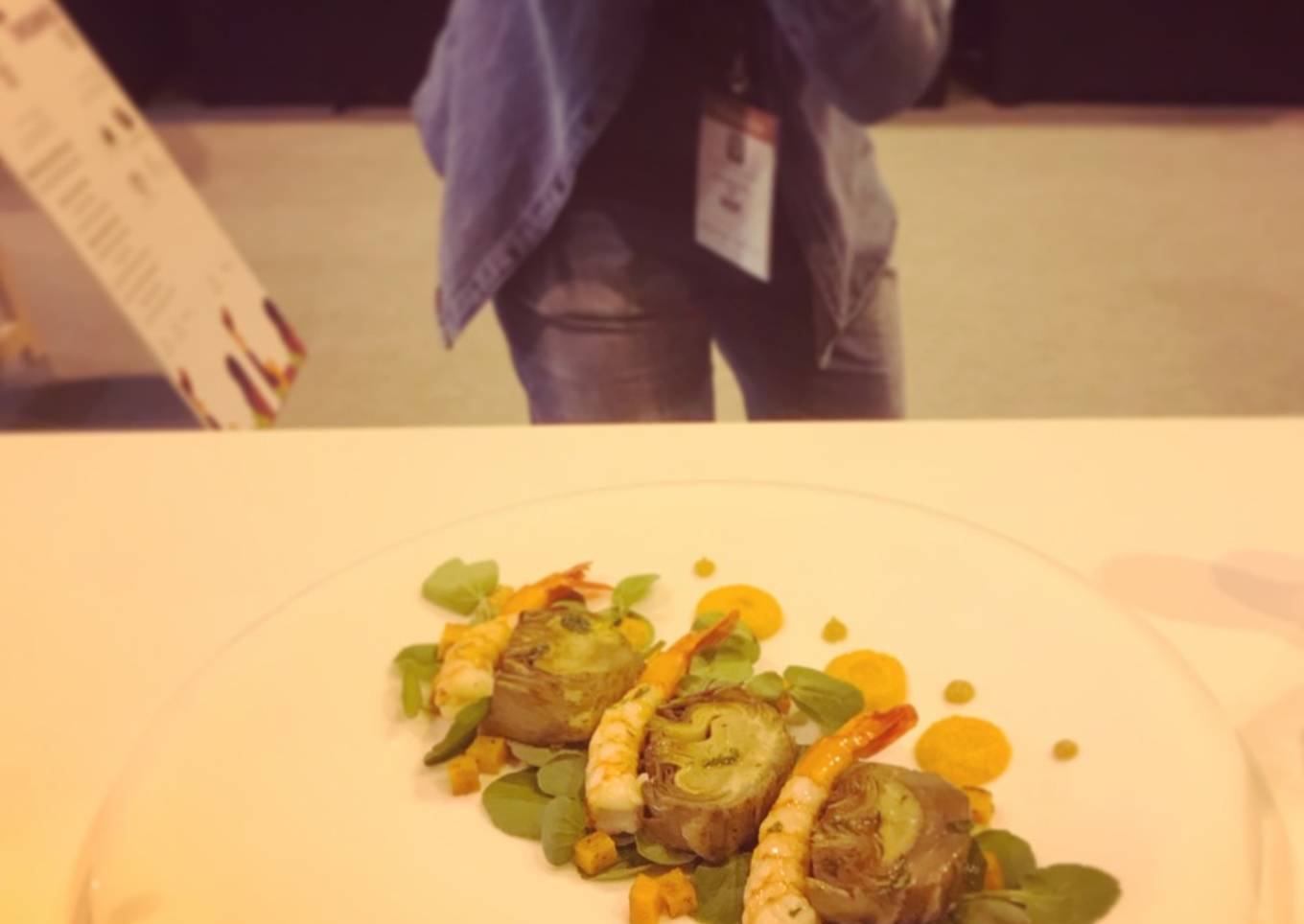 Ensalada de alcachofas con batata picante, langostinos y cilantro