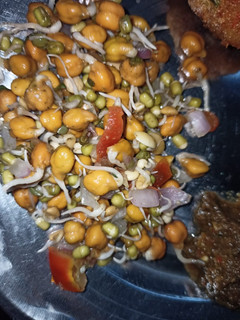 स्प्राउट्स चना चाट (Sprouts chana chaat recipe in hindi) रेसिपी मुख्य फोटो