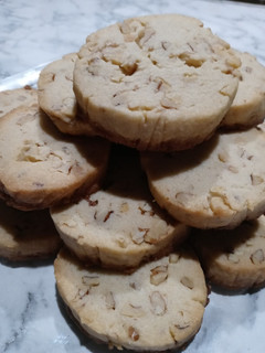 A picture of Maple pecan shortbread cookies.