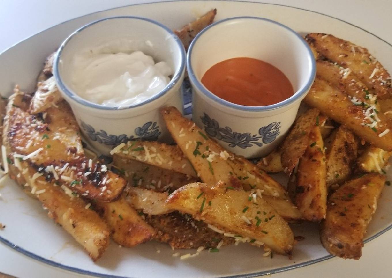 Slices of spicy garlic potatoes