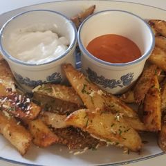 A picture of Spicy garlic potato wedges.