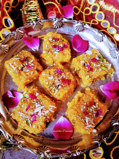 एप्पल बर्फी (apple barfi recipe in Hindi) रेसिपी मुख्य फोटो
