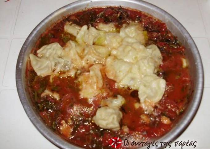 κύρια φωτογραφία συνταγής Pelmeni σε κόκκινη σάλτσα με Βασιλικό