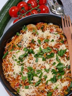 Zöldséges, sajtos Chow Mein (vegán) recept fotója