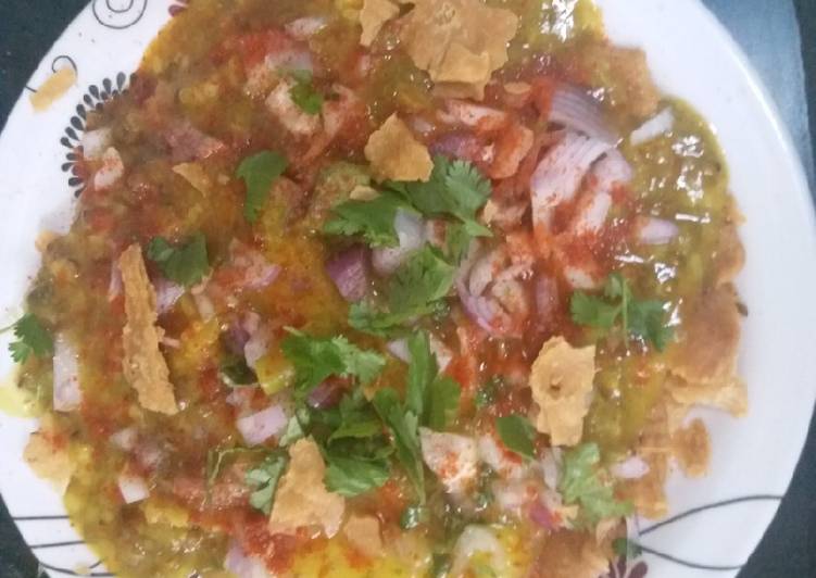 Step-by-Step Guide to Prepare Quick Daal moong poori chaat
