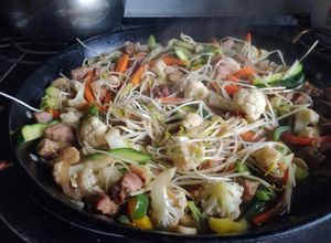 Una foto de Wok de verduras y cerdo