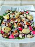 Ensalada templada de espinacas y alcachofas con bocados de pavo y queso cottage